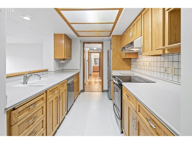 310 Ne GREENWAY Dr, Gresham, OR 97030