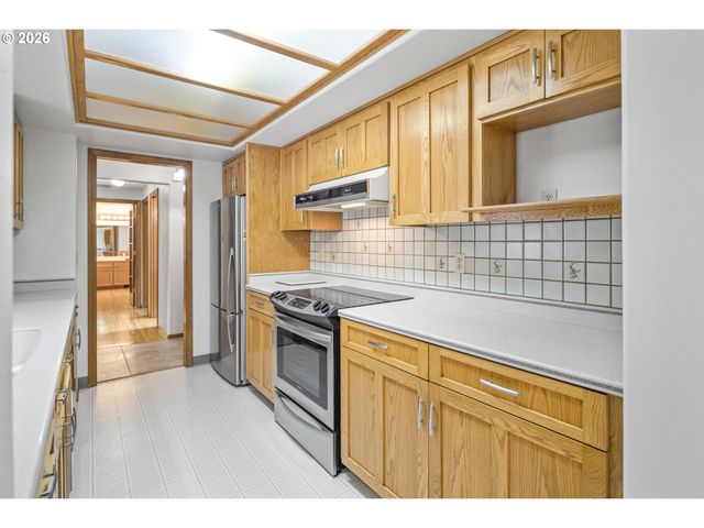 310 Ne GREENWAY Dr, Gresham, OR 97030