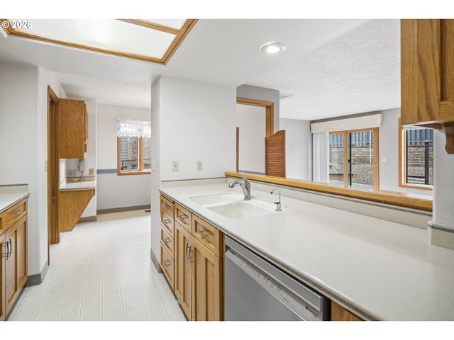 310 Ne GREENWAY Dr, Gresham, OR 97030
