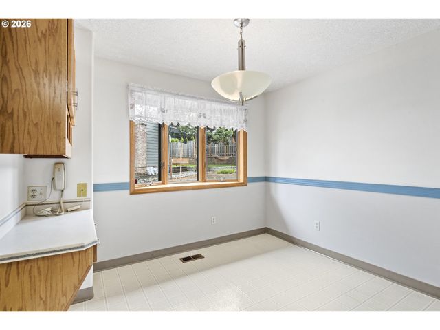 310 Ne GREENWAY Dr, Gresham, OR 97030