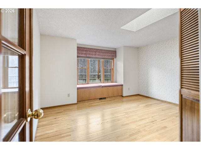 310 Ne GREENWAY Dr, Gresham, OR 97030