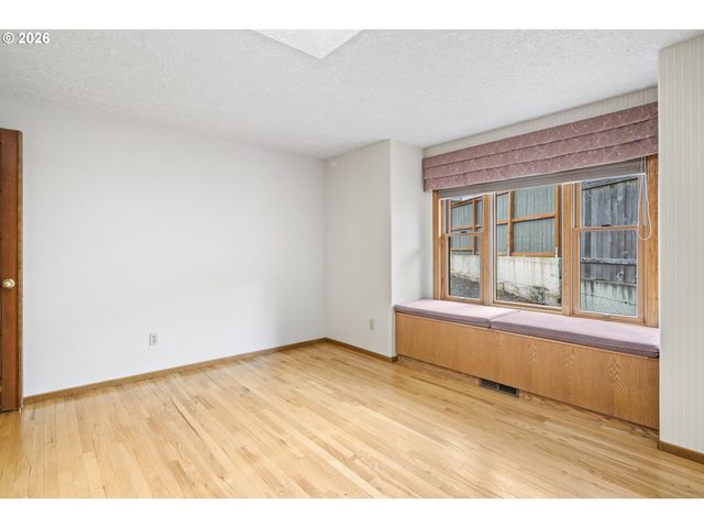 310 Ne GREENWAY Dr, Gresham, OR 97030
