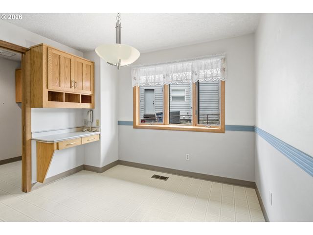 310 Ne GREENWAY Dr, Gresham, OR 97030