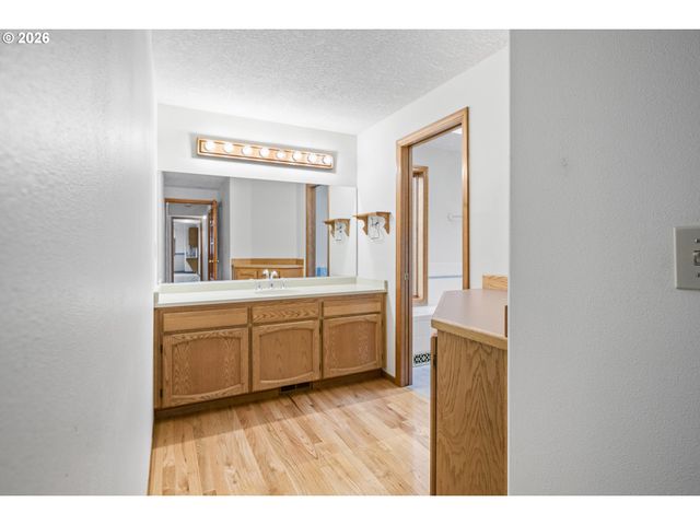 310 Ne GREENWAY Dr, Gresham, OR 97030