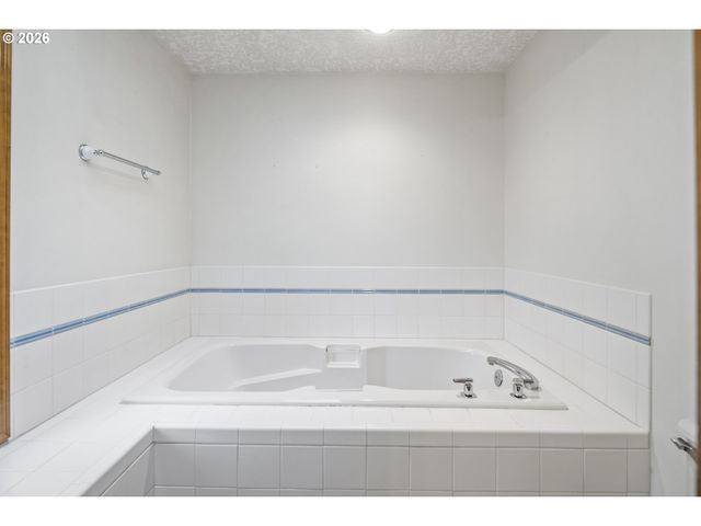 310 Ne GREENWAY Dr, Gresham, OR 97030