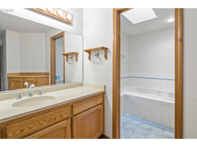 310 Ne GREENWAY Dr, Gresham, OR 97030