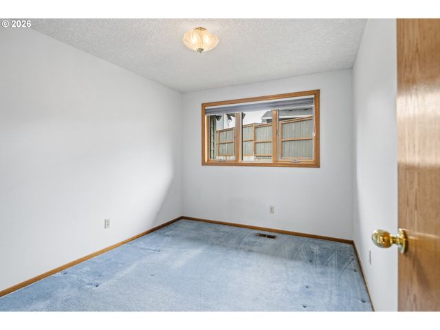 310 Ne GREENWAY Dr, Gresham, OR 97030