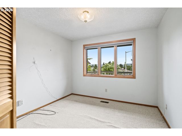 310 Ne GREENWAY Dr, Gresham, OR 97030