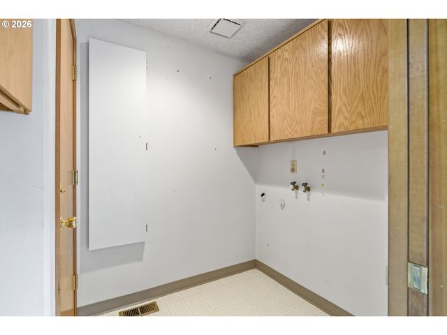 310 Ne GREENWAY Dr, Gresham, OR 97030