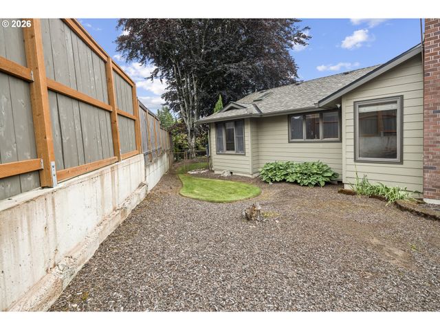 310 Ne GREENWAY Dr, Gresham, OR 97030
