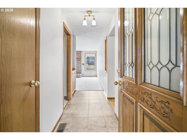 310 Ne GREENWAY Dr, Gresham, OR 97030