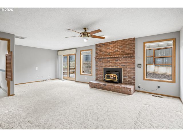 310 Ne GREENWAY Dr, Gresham, OR 97030