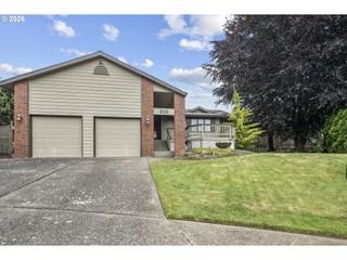 310 Ne GREENWAY Dr, Gresham, OR 97030