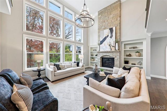 115 Ladue Pine Woods Place, St Louis, MO 63141