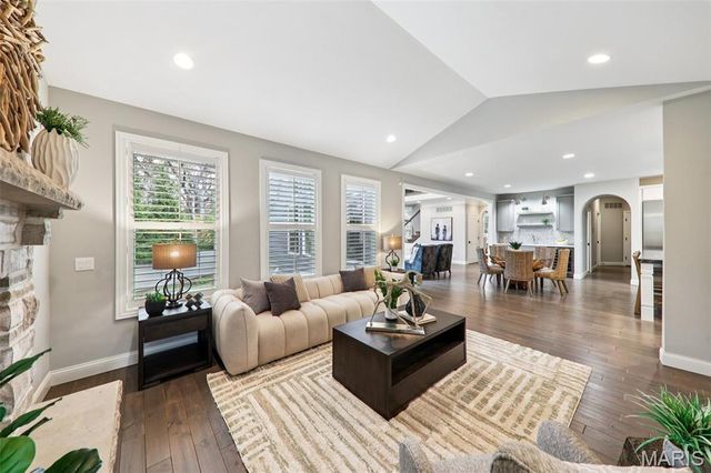 115 Ladue Pine Woods Place, St Louis, MO 63141