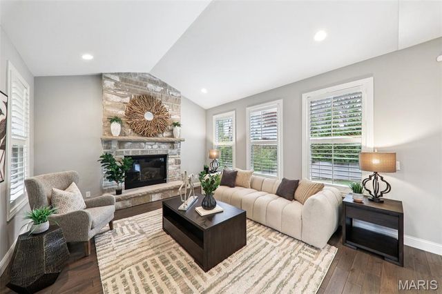 115 Ladue Pine Woods Place, St Louis, MO 63141