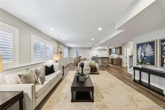 115 Ladue Pine Woods Place, St Louis, MO 63141