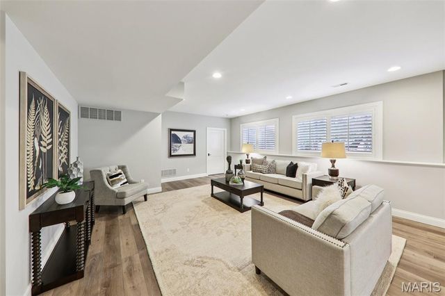 115 Ladue Pine Woods Place, St Louis, MO 63141