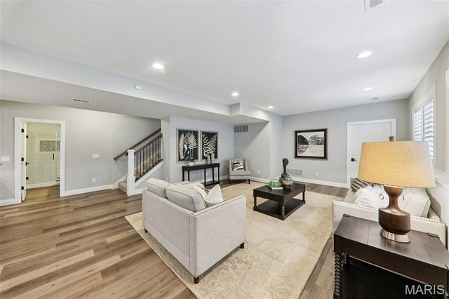 115 Ladue Pine Woods Place, St Louis, MO 63141