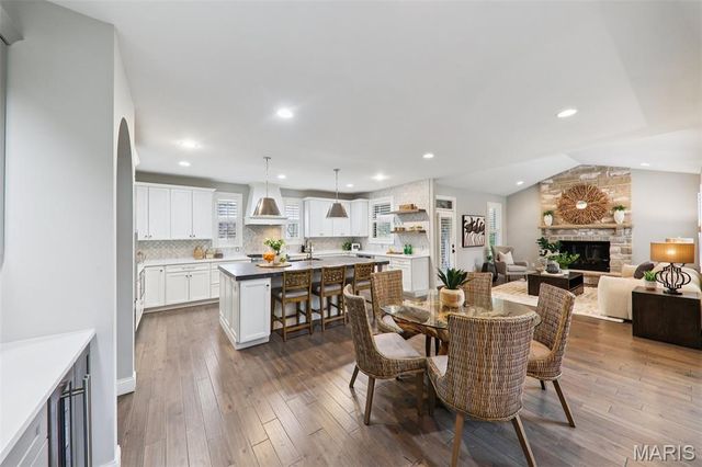 115 Ladue Pine Woods Place, St Louis, MO 63141