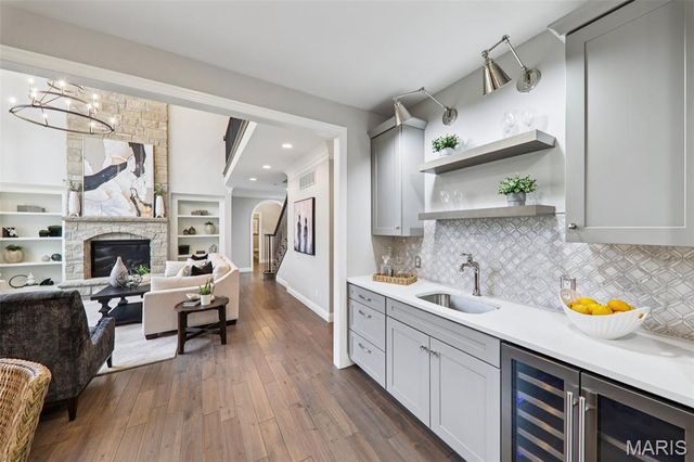 115 Ladue Pine Woods Place, St Louis, MO 63141