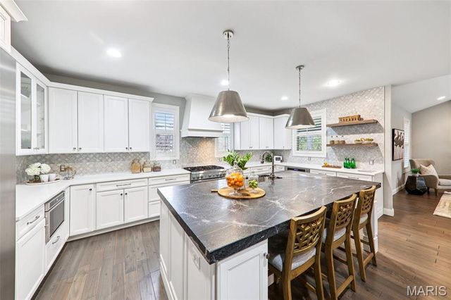 115 Ladue Pine Woods Place, St Louis, MO 63141