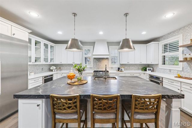 115 Ladue Pine Woods Place, St Louis, MO 63141