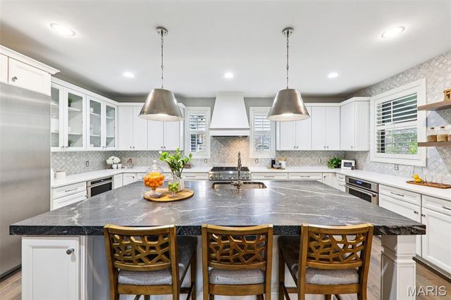 115 Ladue Pine Woods Place, St Louis, MO 63141