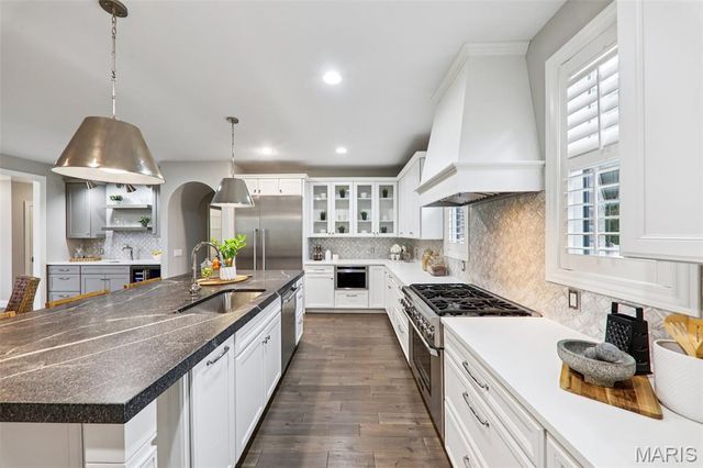 115 Ladue Pine Woods Place, St Louis, MO 63141