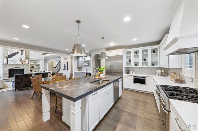 115 Ladue Pine Woods Place, St Louis, MO 63141