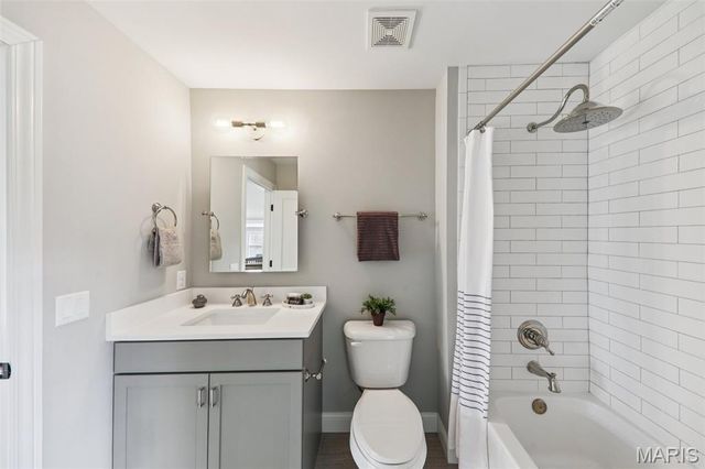 115 Ladue Pine Woods Place, St Louis, MO 63141