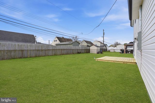 213 HOLLY DR, Levittown, PA 19055