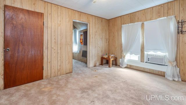 912 Michigan Avenue, Gladstone, MI 49837