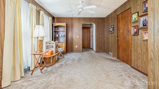 912 Michigan Avenue, Gladstone, MI 49837