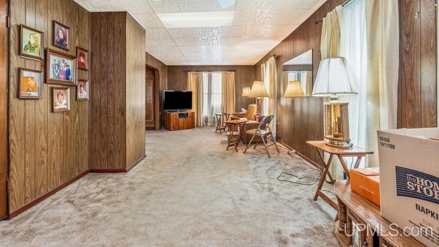 912 Michigan Avenue, Gladstone, MI 49837