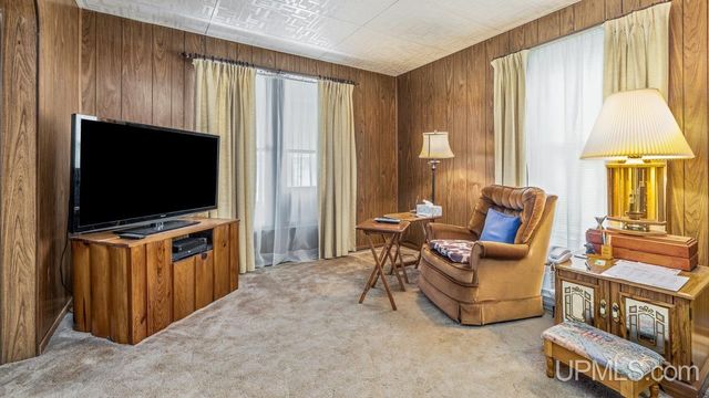 912 Michigan Avenue, Gladstone, MI 49837