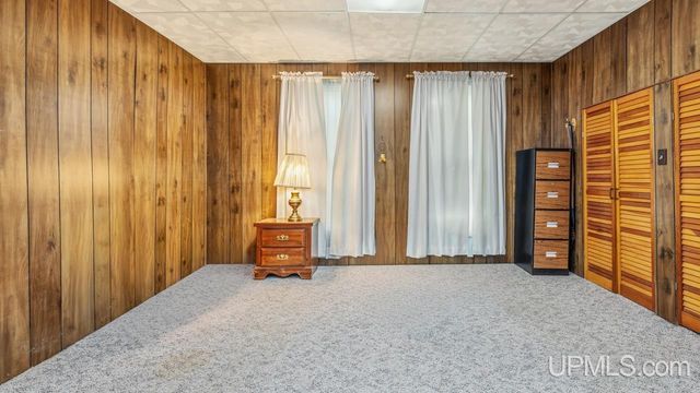 912 Michigan Avenue, Gladstone, MI 49837