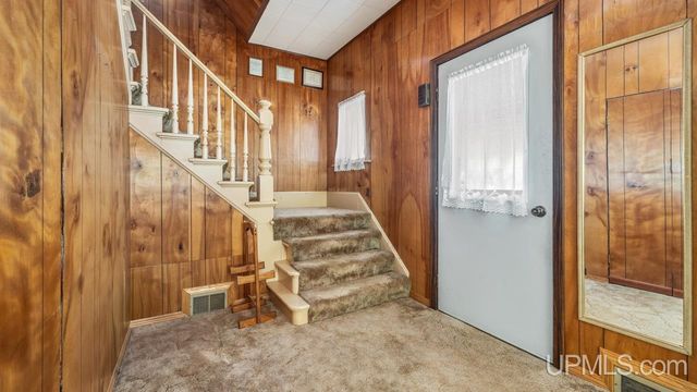 912 Michigan Avenue, Gladstone, MI 49837