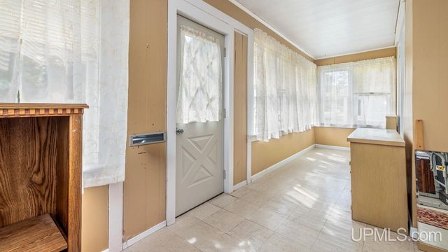 912 Michigan Avenue, Gladstone, MI 49837