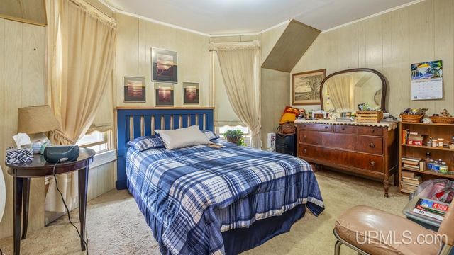 912 Michigan Avenue, Gladstone, MI 49837