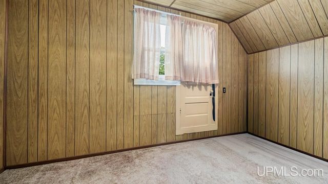 912 Michigan Avenue, Gladstone, MI 49837