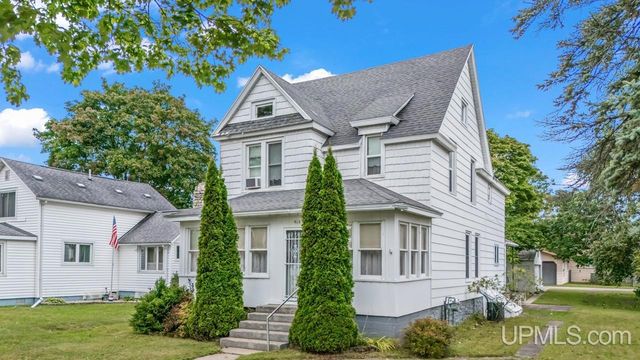 912 Michigan Avenue, Gladstone, MI 49837