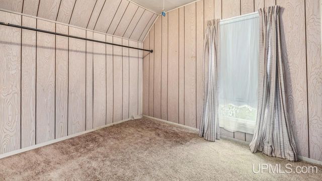 912 Michigan Avenue, Gladstone, MI 49837