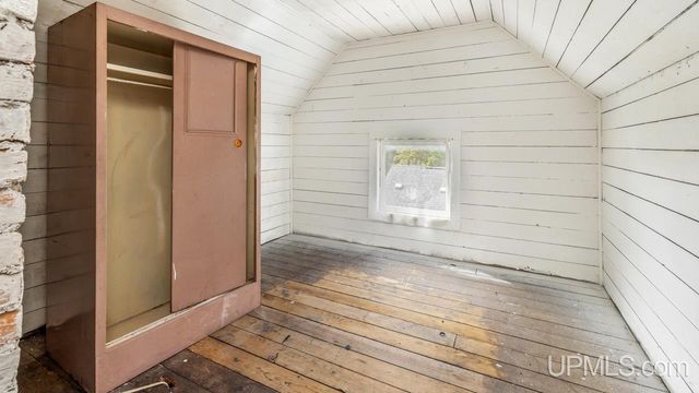 912 Michigan Avenue, Gladstone, MI 49837