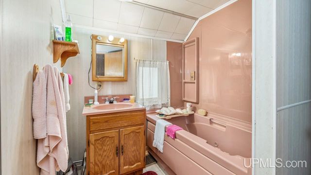 912 Michigan Avenue, Gladstone, MI 49837