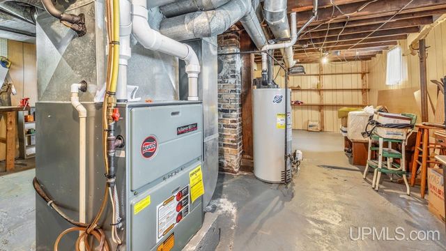 912 Michigan Avenue, Gladstone, MI 49837