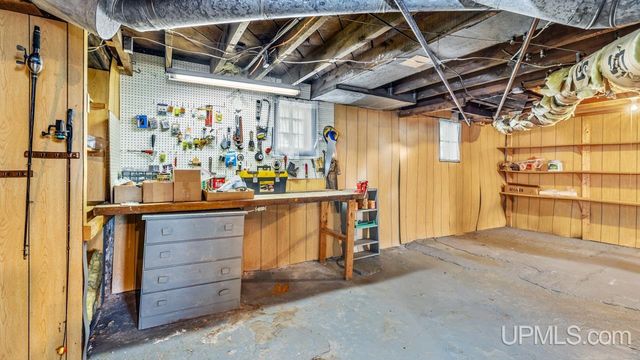 912 Michigan Avenue, Gladstone, MI 49837