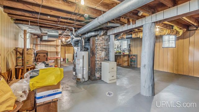 912 Michigan Avenue, Gladstone, MI 49837