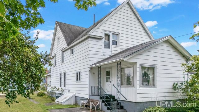 912 Michigan Avenue, Gladstone, MI 49837