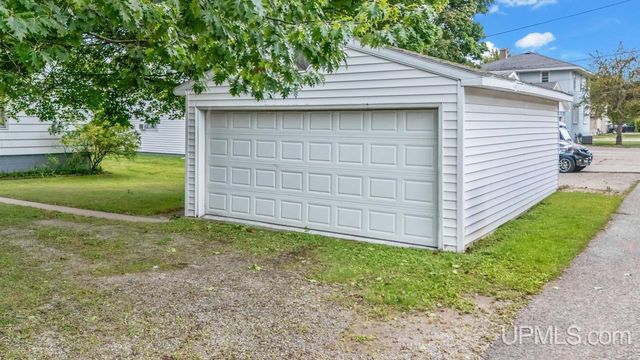 912 Michigan Avenue, Gladstone, MI 49837